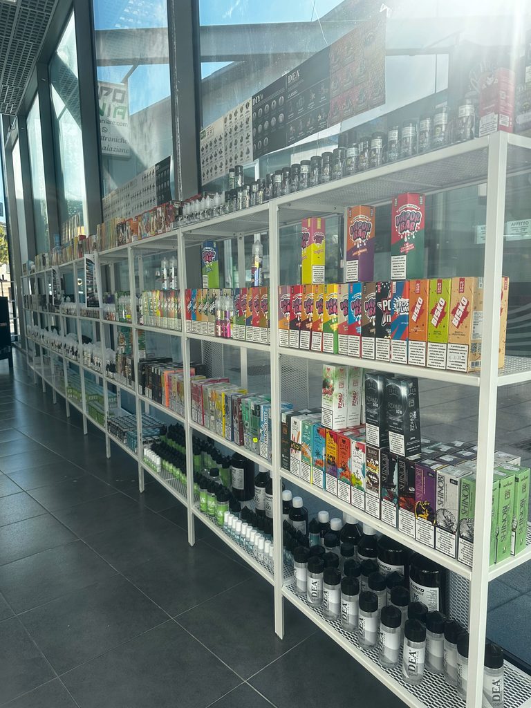 Interno negozio di sigarette elettroniche Svapo Mania Parma