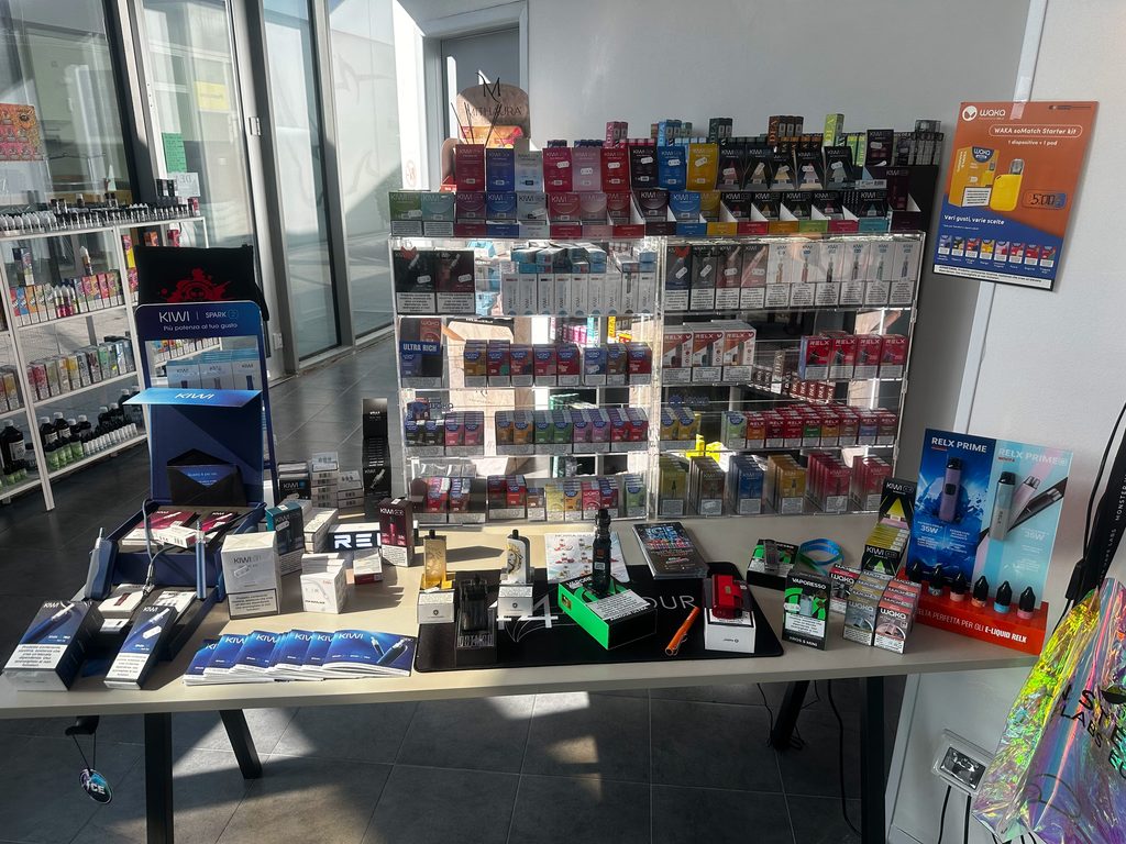 Esposizione sigarette elettroniche e liquidi Svapo Mania Parma